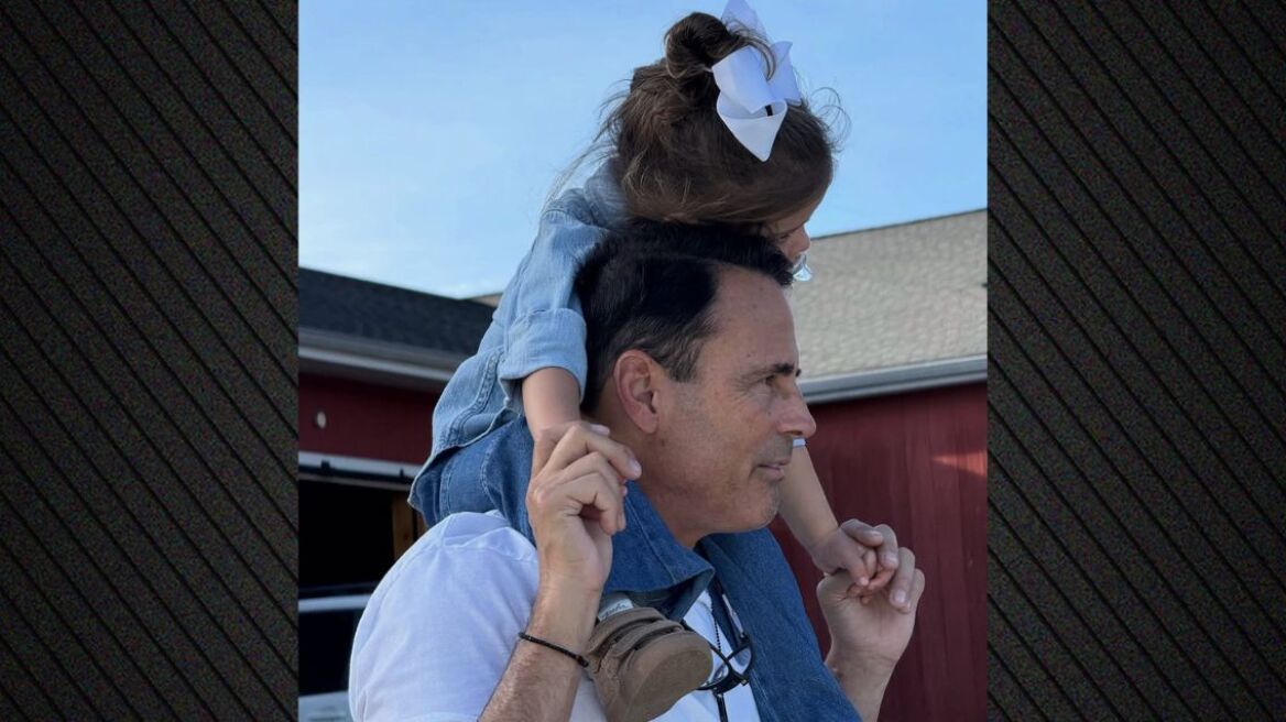 Η Μαρία Μενούνος φωτογραφίζει τον σύζυγό της με την κόρη τους