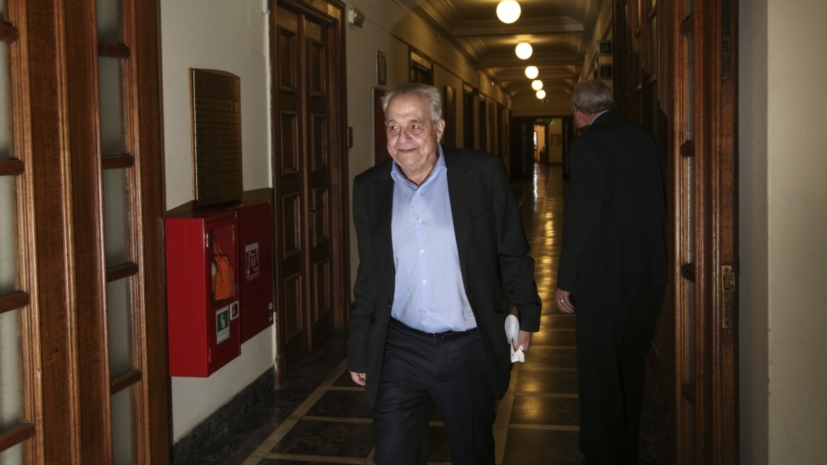 Ενός λεπτού σιγή στη Βουλή στη μνήμη του Αλέκου Φλαμπουράρη