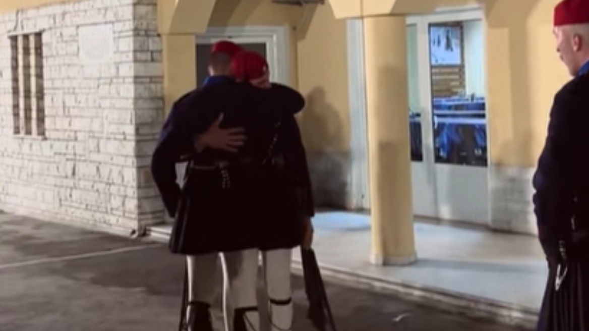 Εύζωνες συγκινούνται μετά την τελευταία τους υπηρεσία στην Προεδρική Φρουρά - Δείτε βίντεο
