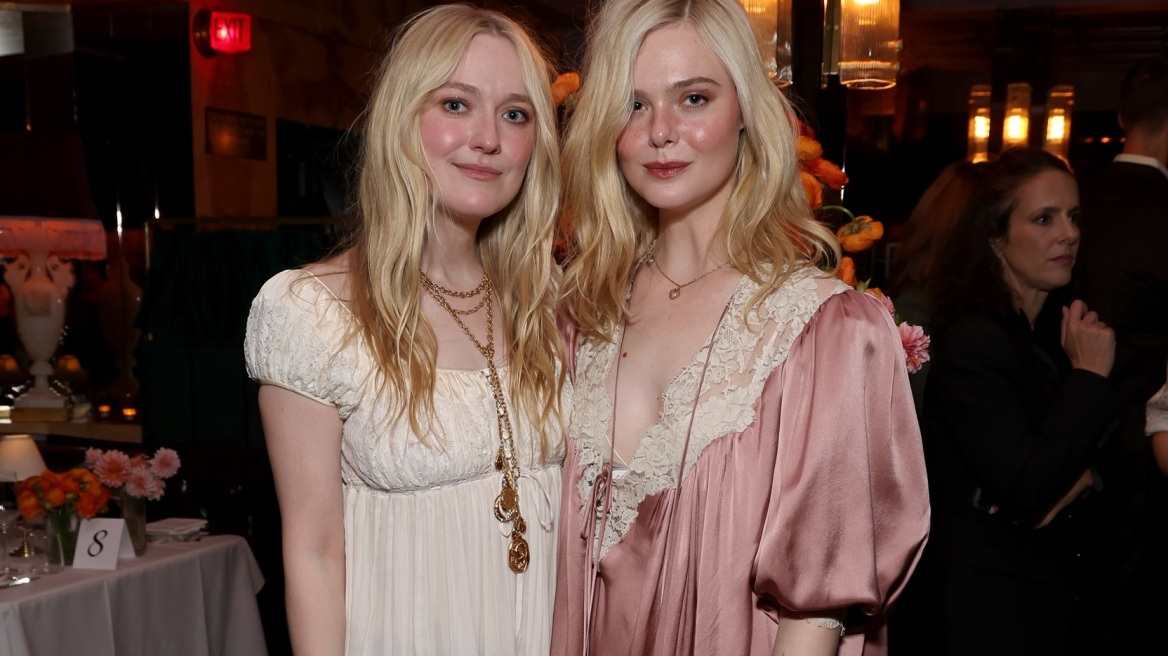 H Ντακότα και η Ελ Φάνινγκ με μίνι baby doll φορέματα από την Chloé
