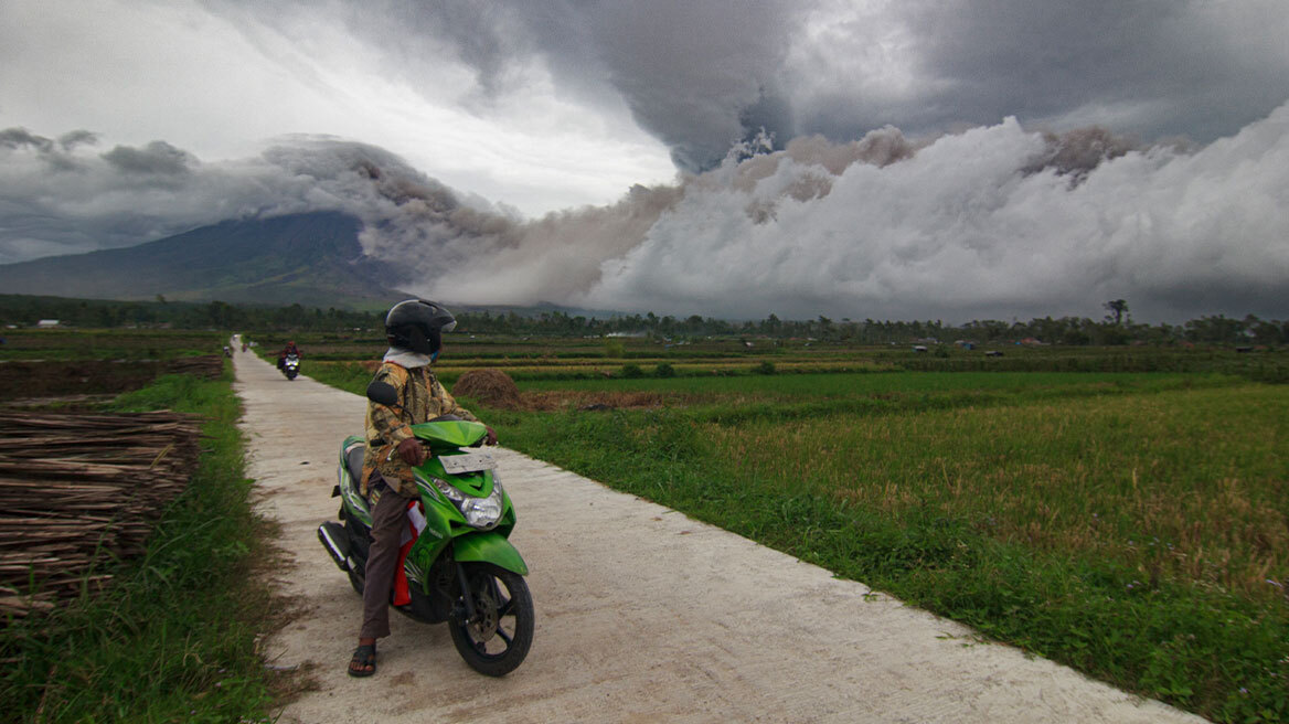 Ενεργοποιήθηκε το ηφαίστειο Semeru στην Ινδονησία - Δείτε τα εντυπωσιακά βίντεο από τις εκρήξεις