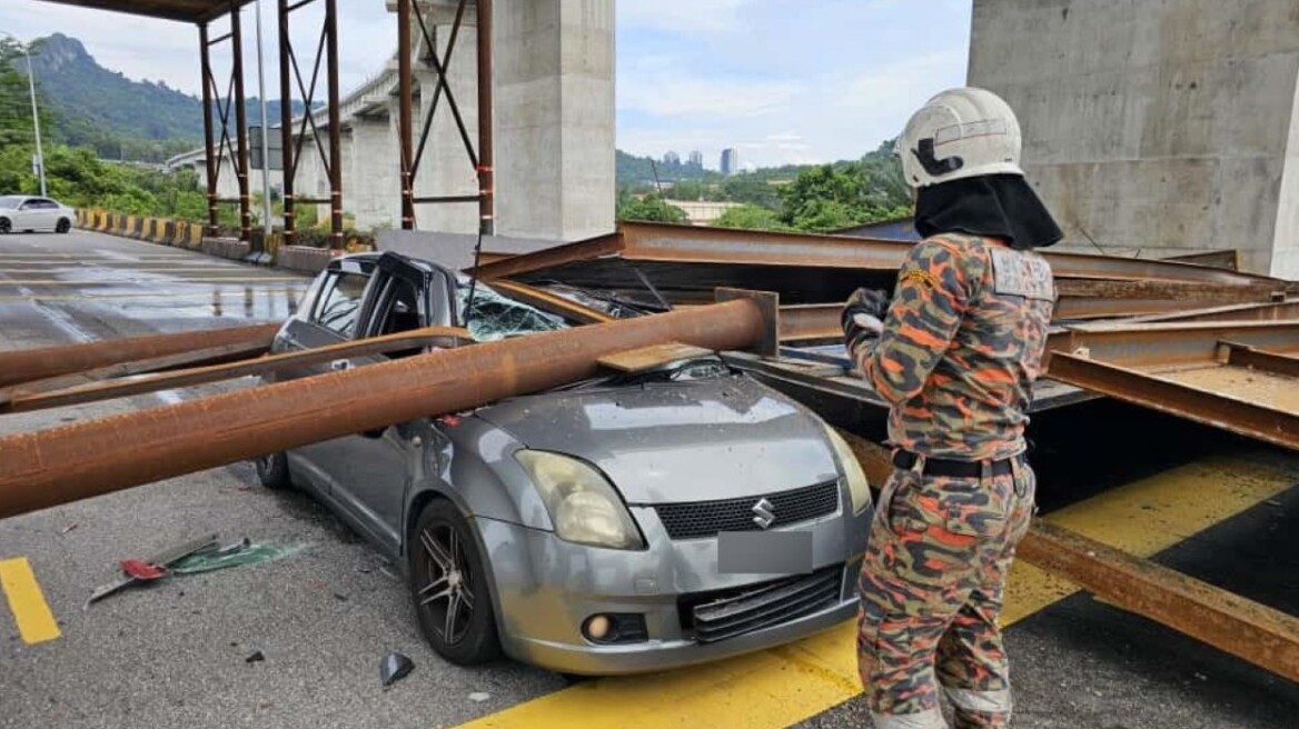 Τεράστια σκαλωσιά καταρρέει πάνω σε διερχόμενο όχημα σε αυτοκινητόδρομο στη Μαλαισία - Δείτε βίντεο