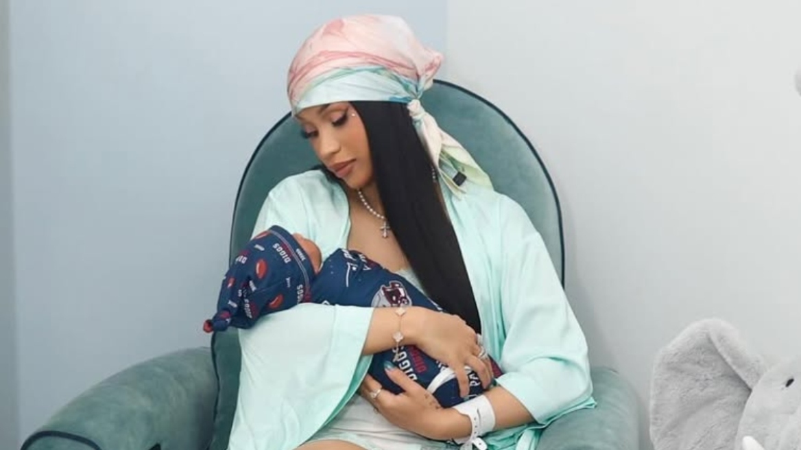 Η Cardi B φωτογραφίζεται αγκαλιά με τον νεογέννητο γιο της