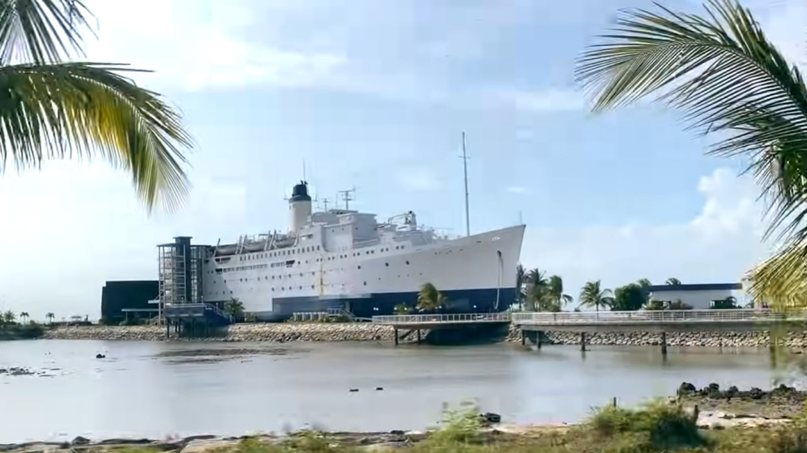 Doulos Phos: Το παλαιότερο επιβατικό πλοίο του κόσμου έγινε πολυτελές ξενοδοχείο στην Ινδονησία