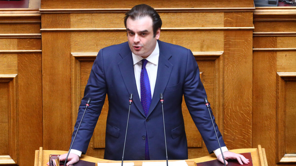 Στη Βουλή ο νέος προϋπολογισμός: Ανάπτυξη 2,4%, μέτρα στήριξης 1,76 δισ, αυξήσεις σε μισθούς και φοροελαφρύνσεις το 2026