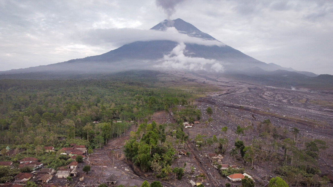 Επιχείρηση διάσωσης για 170 ορειβάτες που εγκλωβίστηκαν μετά την έκρηξη ηφαιστείου στην Ινδονησία - Δείτε βίντεο