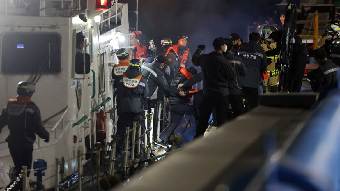 Συνελήφθη ο καπετάνιος του πλοίου με 267 επιβάτες που προσάραξε σε βράχια στη Νότια Κορέα - Μιλούσε στο τηλέφωνο
