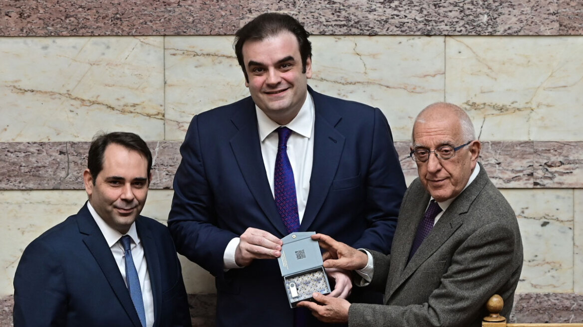 Ο Πιερρακάκης κατέθεσε τον Προϋπολογισμό του 2026 στη Βουλή για πρώτη φορά σε QR code - Καταργείται από του χρόνου το USB