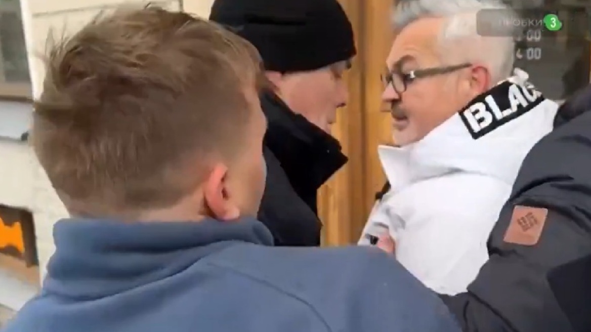 Επεισόδιο κατά του πρέσβη της Πολωνίας στη Ρωσία - Ακτιβιστές τον περικύκλωσαν και τον απείλησαν στην Αγία Πετρούπολη, δείτε βίντεο