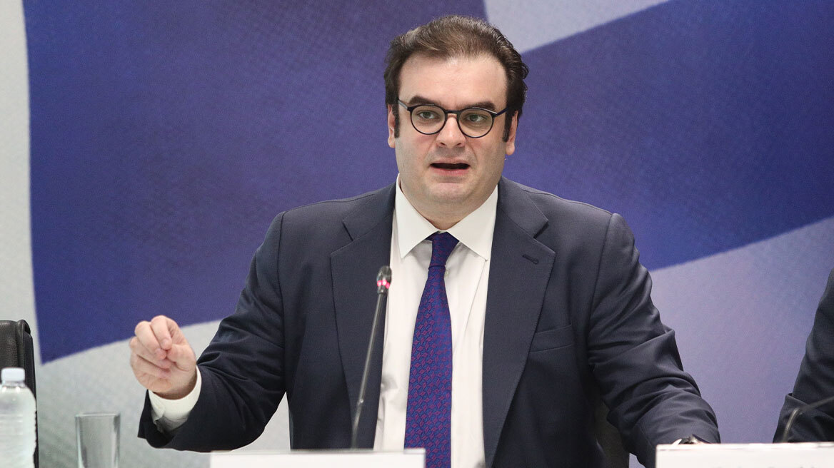 Όλα τα μέτρα για μισθούς, φόρους και συντάξεις που περιλαμβάνει ο προϋπολογισμός 2026 - Δείτε λίστα και πίνακες