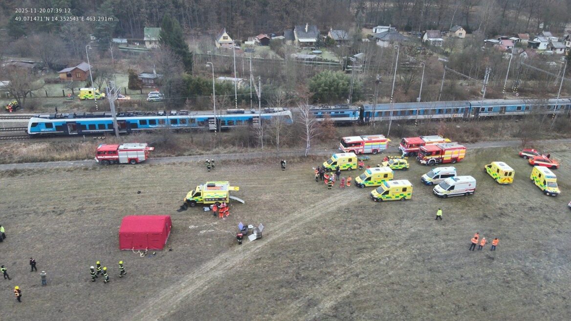 Δυο επιβατικά τρένα συγκρούστηκαν στην Τσεχία και πάνω από 40 άνθρωποι τραυματίστηκαν - Δυο επιβατικά τρένα συγκρούστηκαν στην Τσεχία και πάνω από 40 άνθρωποι τραυματίστηκαν -