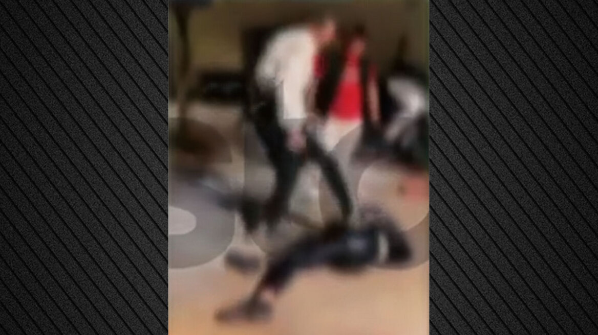 Σοκ από το βίντεο άγριου ξυλοδαρμού κοπέλας από τέσσερα κορίτσια - Την κλωτσούν ακόμα και στο κεφάλι