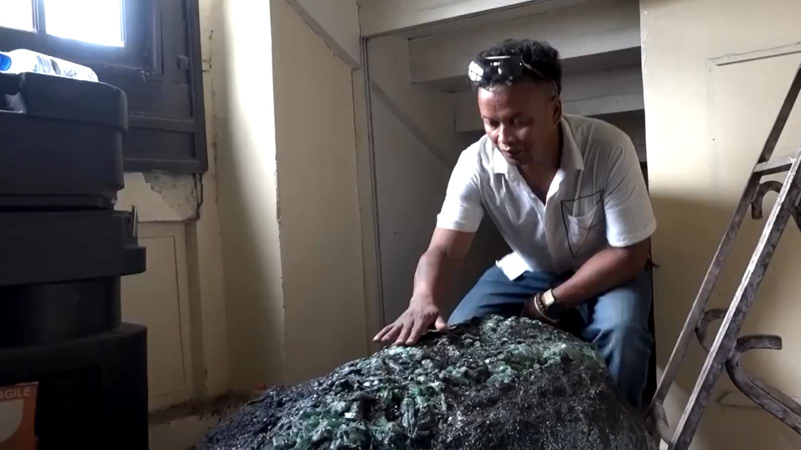 Τεράστιο πολύτιμο λίθο 300 κιλών ανακάλυψε... στο προεδρικό μέγαρο Τεράστιο πολύτιμο λίθο 300 κιλών ανακάλυψε... στο προεδρικό μέγαρο