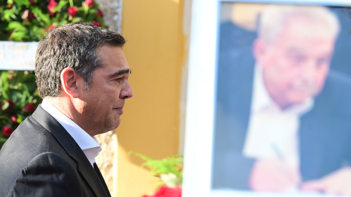 Το τελευταίο αντίο στον Αλέκο Φλαμπουράρη - «Έσπασε» η φωνή του  Αλέξη Τσίπρα στον συναισθηματικά φορτισμένο επικήδειο που εκφώνησε
