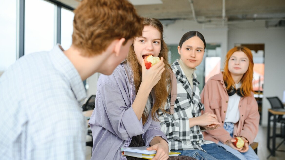 Τι κάνουμε όταν το παιδί πνίγεται με τροφές ή αντικείμενα – Ο ειδικός εξηγεί
