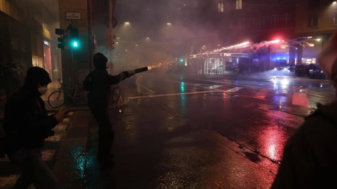Πεδίο μάχης η Μπολόνια: Κροτίδες, φωτοβολίδες και χημικά σε διαδήλωση για την Παλαιστίνη πριν τον αγώνα Βίρτους-Μακάμπι, δείτε βίντεο