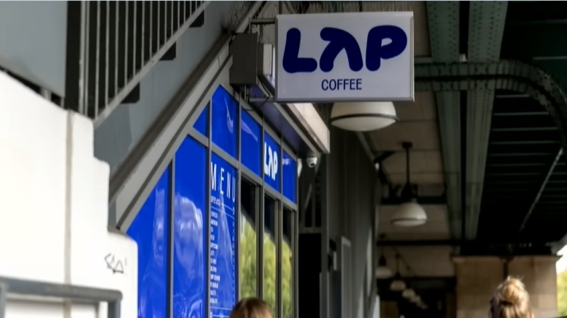 Αλυσίδα καφέ στο Βερολίνο δέχεται επιθέσεις με μπογιές στα καταστήματά της... επειδή πουλά φθηνό καπουτσίνο