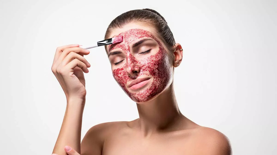 Θα βάζατε αίμα περιόδου ως μάσκα προσώπου; Το νέο trend του TikTok διχάζει – Τι λέει η ειδικός
