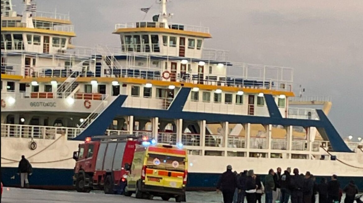 Αυτοκίνητο που οδηγούσε 65χρονη γυναίκα κατέληξε στη θάλασσα στο λιμάνι των Παλουκίων στη Σαλαμίνα
