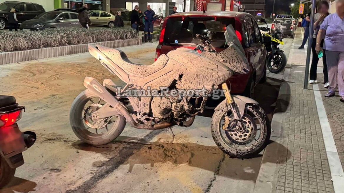 Μοτοσικλετιστής έκανε ελιγμό για να αποφύγει πεζή και τράκαρε με παρκαρισμένο ΙΧ στη Λαμία - Πήρε φωτιά το δίκυκλο
