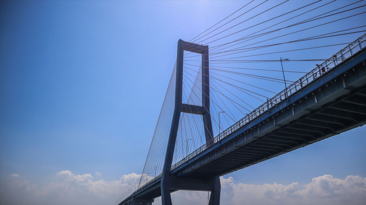 Εγκαινιάστηκε η μεγαλύτερη κρεμαστή γέφυρα στον κόσμο! (vid)