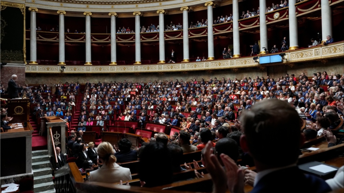 Η κάτω Βουλή της Γαλλίας απορρίπτει σχεδόν ομόφωνα το σχέδιο προϋπολογισμού του 2026 