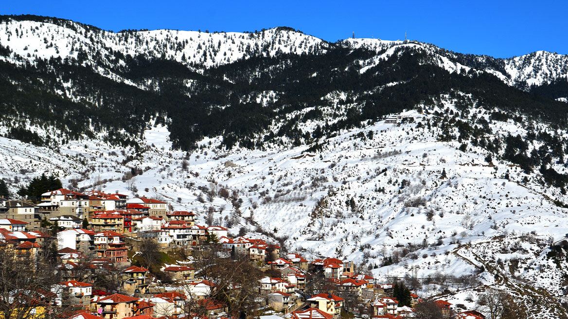 Έπεσαν τα πρώτα χιόνια στα ορεινά - Στα λευκά ντύνονται χιονοδρομικά κέντρα σε Ήπειρο και Μακεδονία (δείτε βίντεο και φωτογραφίες)