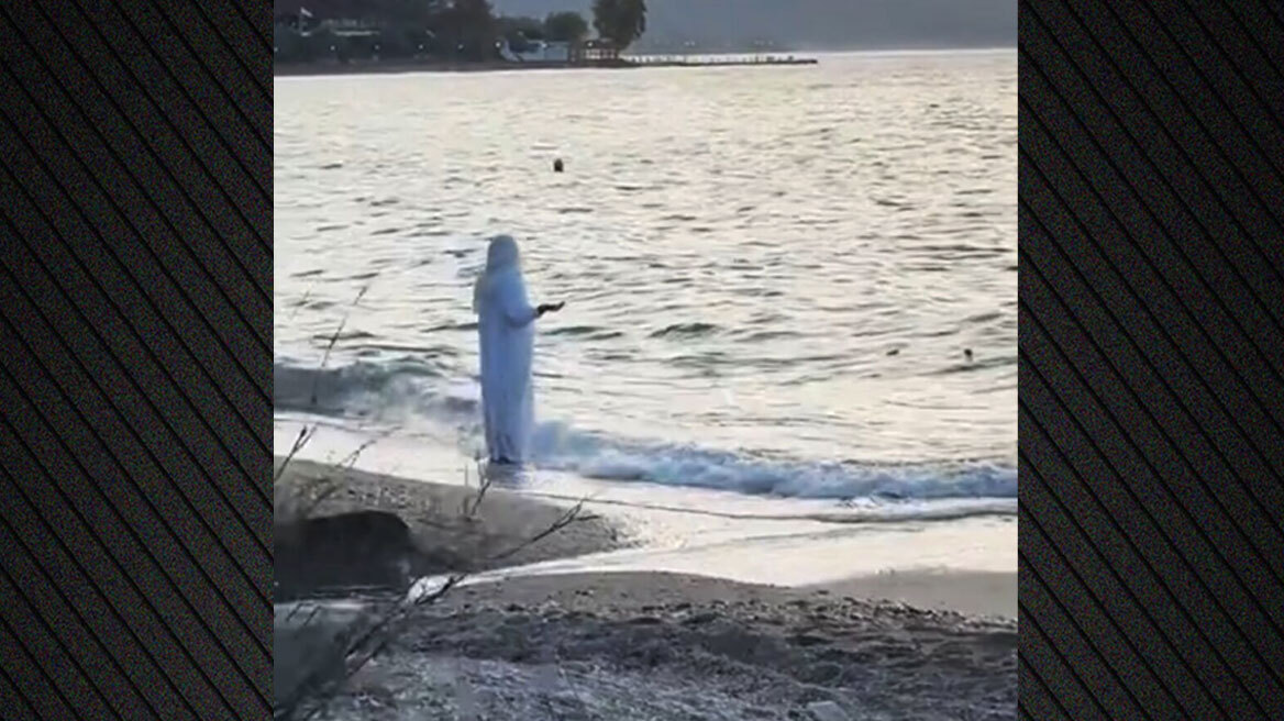 Γυναίκα στα λευκά σε παράξενο τελετουργικό σε παραλία του Βόλου - Δείτε βίντεο
