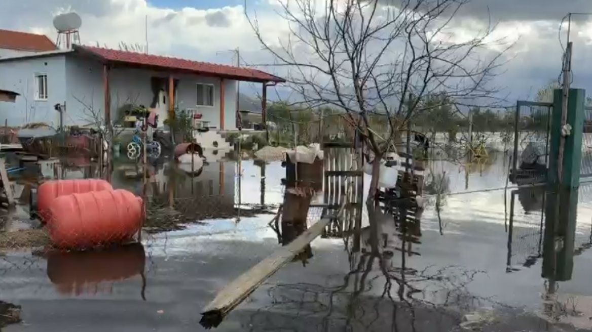 Πλημμύρες στην Αλβανία - Μία νεκρή, εκατοντάδες άνθρωποι απομακρύνθηκαν από τις κατοικίες τους
