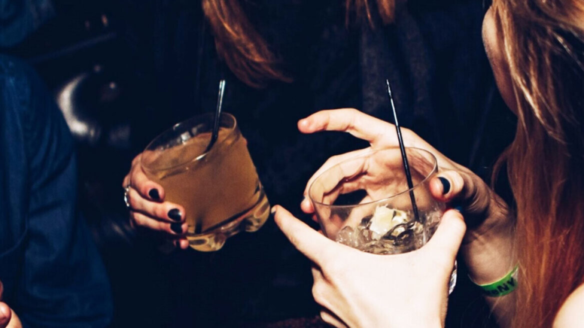 Θεσσαλονίκη: Πεσμένες στον δρόμο από αλκοόλ εντοπίστηκαν δύο 14χρονες - Αγόρασαν μπουκάλια με αλκοόλ από μίνι μάρκετ