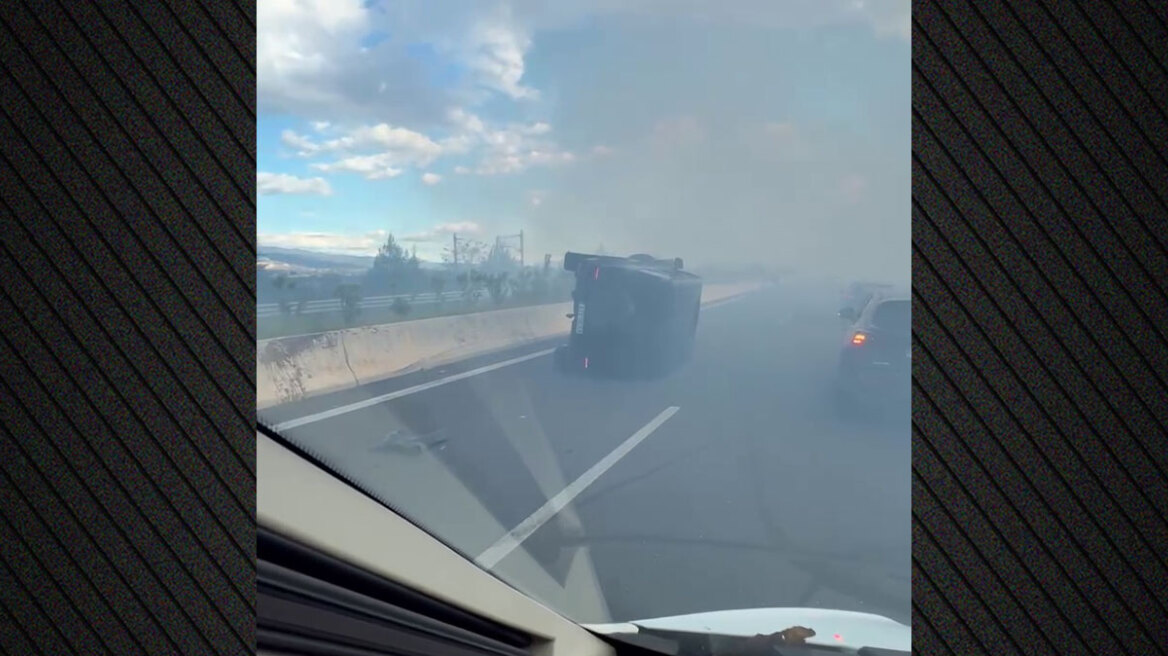 Δείτε βίντεο: Σοβαρό τροχαίο στον Ε65 μετά από φωτιά σε χωράφι - Συγκρούστηκαν δύο οχήματα, ντεραπάρισε SUV