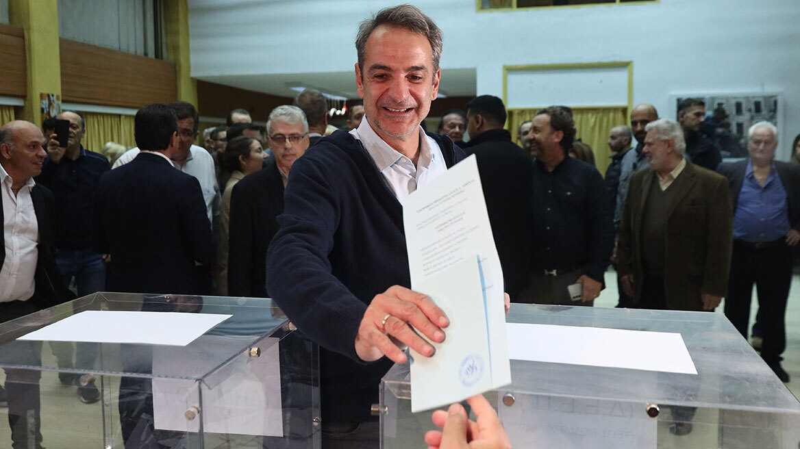 Ψήφισε στις εσωκομματικές εκλογές της ΝΔ ο Κυριάκος Μητσοτάκης - «Η μόνη παράταξη που εγγυάται σταθερότητα, ασφάλεια και προκοπή»