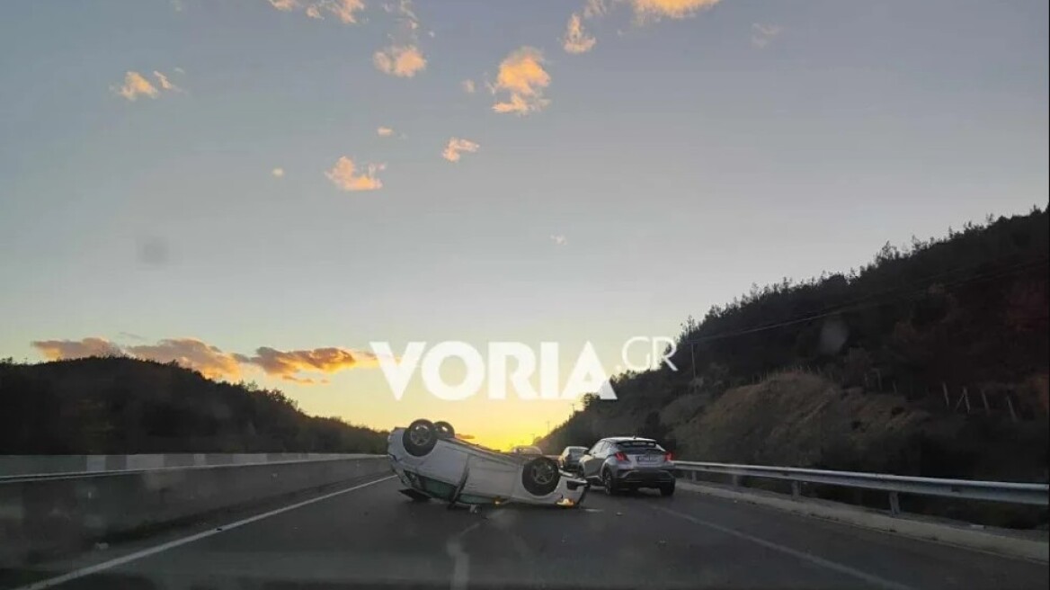 Δύο τραυματίες από ανατροπή αυτοκινήτου στην Εθνική Οδό Θεσσαλονίκης Καβάλας 
