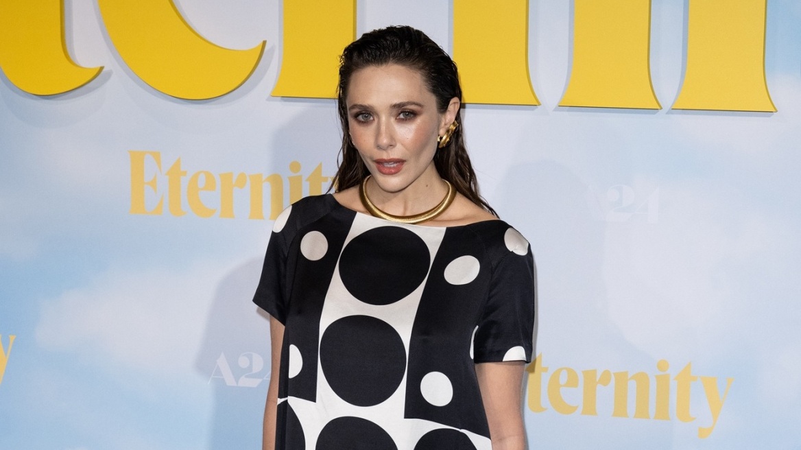 Η Eλίζαμπεθ Όλσεν συμπλήρωσε το ασπρόμαυρο φόρεμά της με πράσινες μεταλλιζέ γόβες
