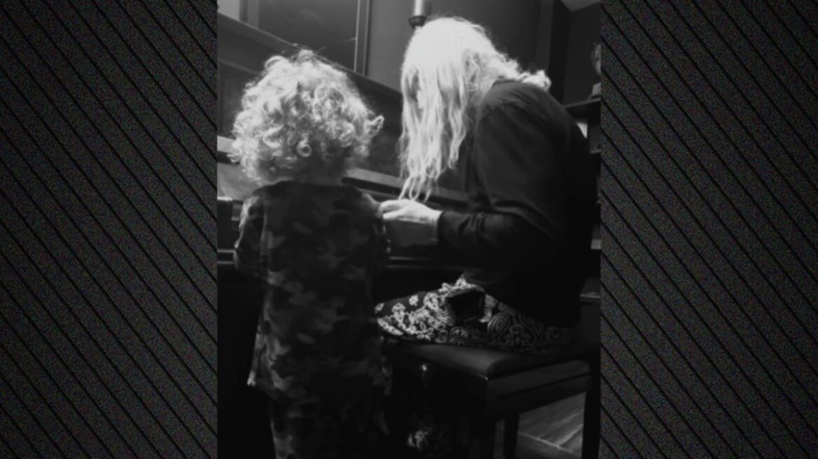 Ο Νίκος Καρβέλας έπαιξε πιάνο και τραγούδησε μαζί με τον τριών ετών γιο του - Δείτε το βίντεο
