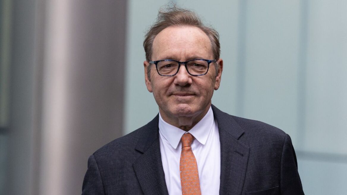 Ο Κέβιν Σπέισι ξεκαθαρίζει για τα δημοσιεύματα για την οικονομική του κατάσταση: «Δεν είμαι άστεγος, ο τίτλος ήταν παραπλανητικός» 