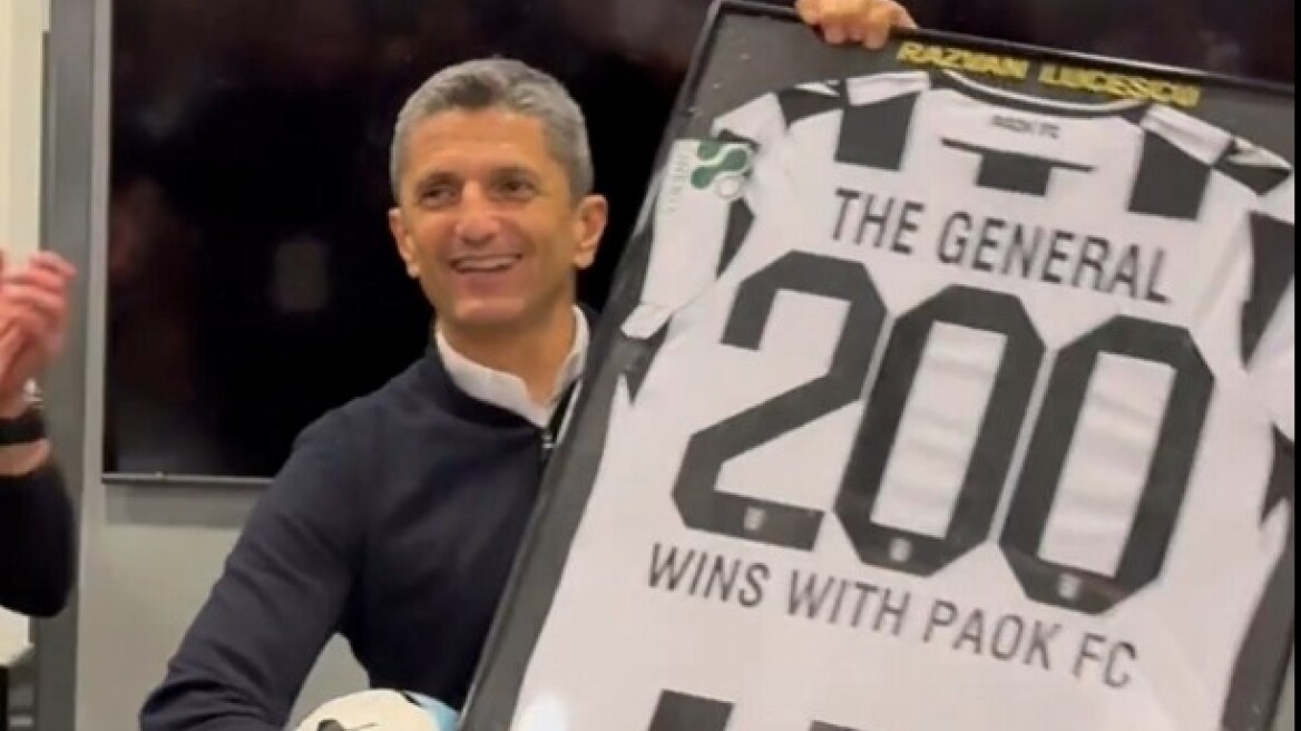 Βίντεο: Τα φιλάκια του Λουτσέσκου στα αποδυτήρια και η αποθέωση των παικτών του