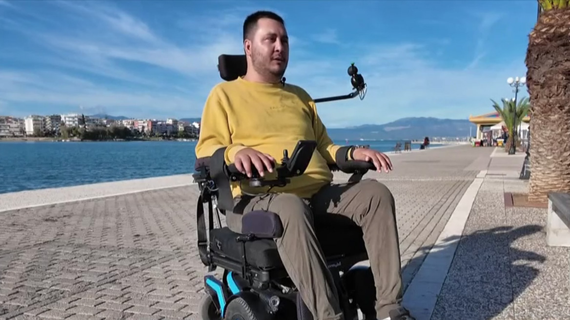 «Κατάλαβα εξ αρχής ότι παρέλυσα - Ο Θεός δεν είναι τιμωρός»: Συγκινεί ο Γιάννης Δαμιανός που  βούτηξε για τον Σταυρό και καθηλώθηκε στο αναπηρικό αμαξίδιο