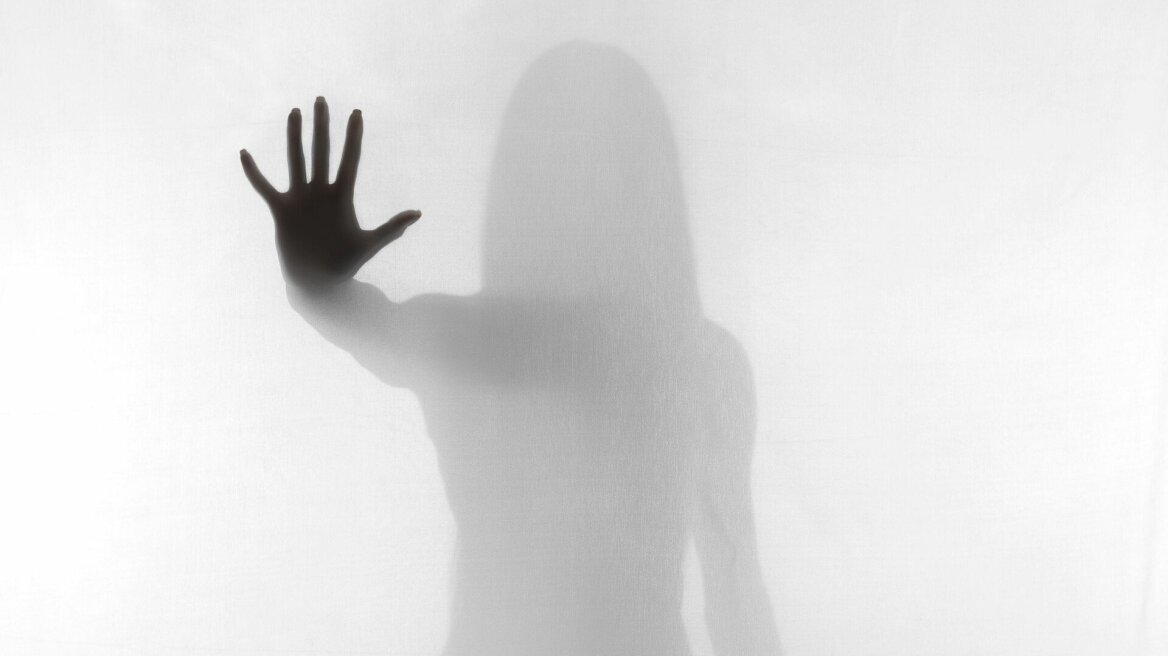 Γυναικοκτονίες: Μία γυναίκα πεθαίνει κάθε 10 λεπτά από χέρι συντρόφου ή οικείου της