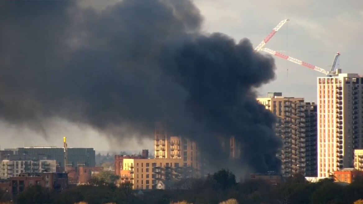Φωτιά σε αποθήκη στο Λονδίνο - Μεγάλη κινητοποίηση της Πυροσβεστικής, δείτε βίντεο