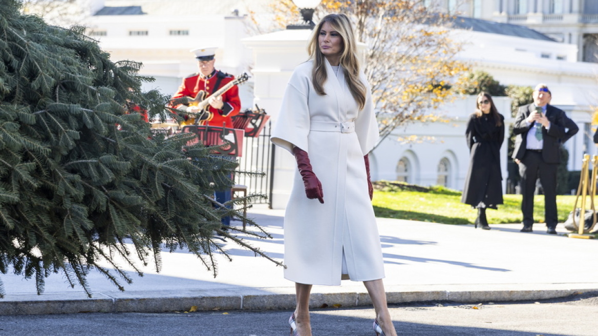 Σε εορταστικό κλίμα ο Λευκός Οίκος: Η Μελάνια Τραμπ υποδέχτηκε το χριστουγεννιάτικο δέντρο, δείτε βίντεο