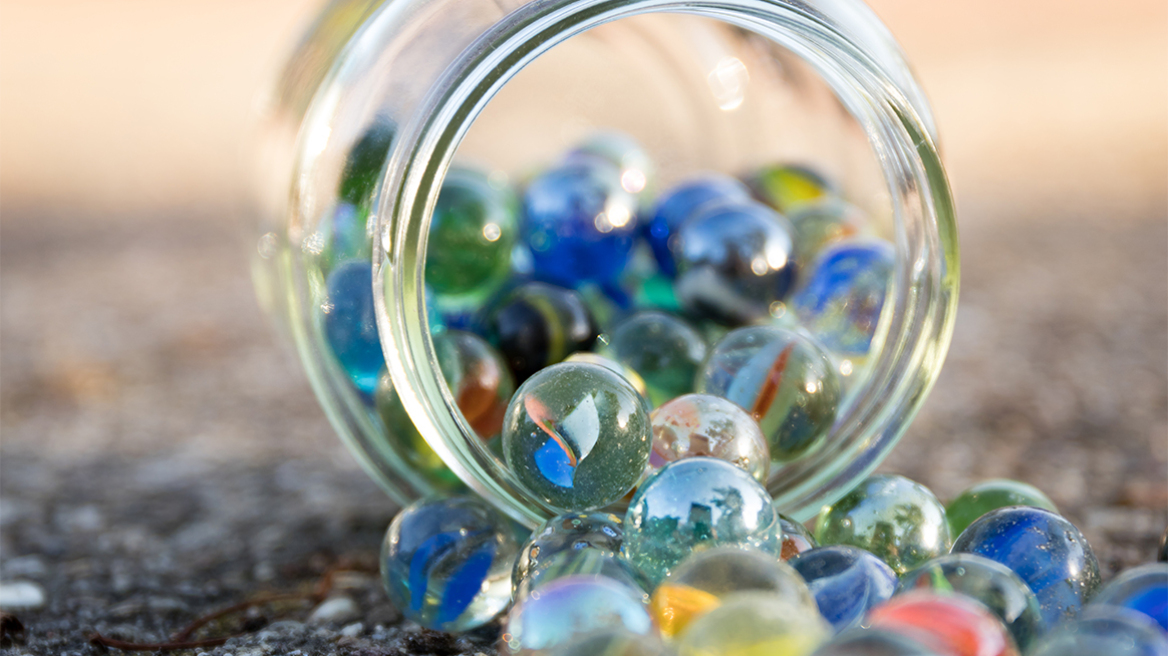 Η θεωρία του βάζου με τις μπίλιες: Πώς χτίζουμε την εμπιστοσύνη με τους άλλους