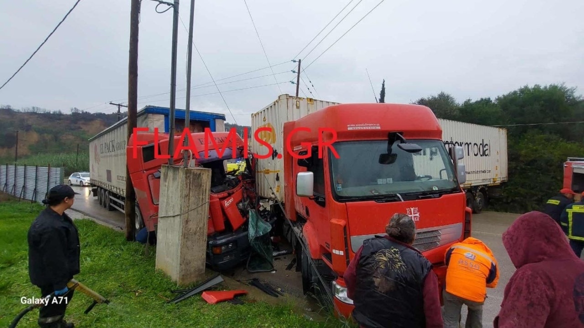 Συγκρούστηκαν νταλίκες στην Πατρών - Πύργου: Οδηγός τραυματίστηκε και εγκλωβίστηκε στην καμπίνα του, δείτε φωτογραφίες