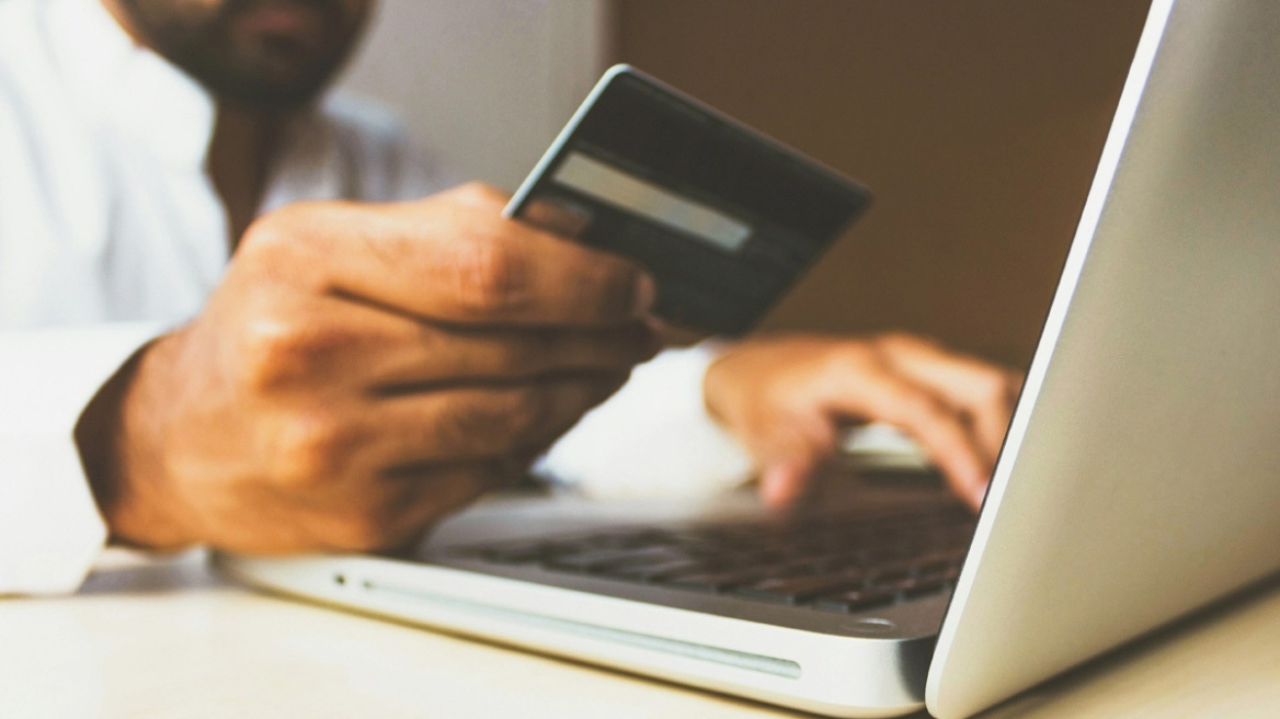 Skimming: Μηνύματα Black Friday που μπορούν να αδειάσουν τον λογαριασμό σας