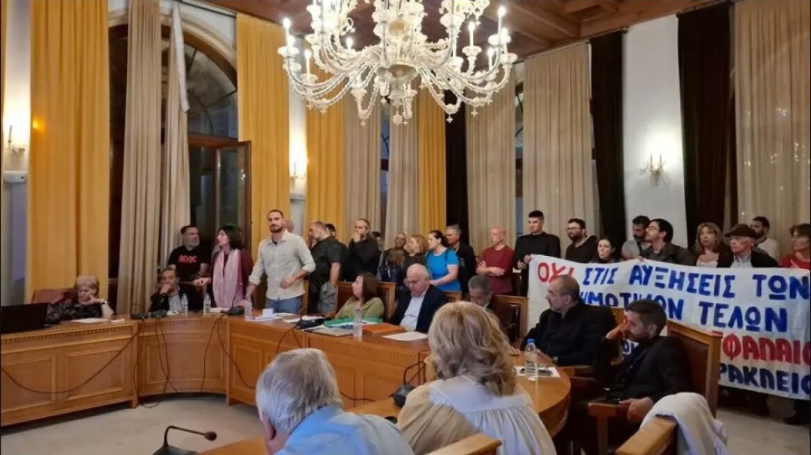 Χαμός σε Δημοτικό Συμβούλιο του Ηρακλείου για τη θέρμανση σε σχολεία - «Ντροπή σας, είστε απαράδεκτοι»