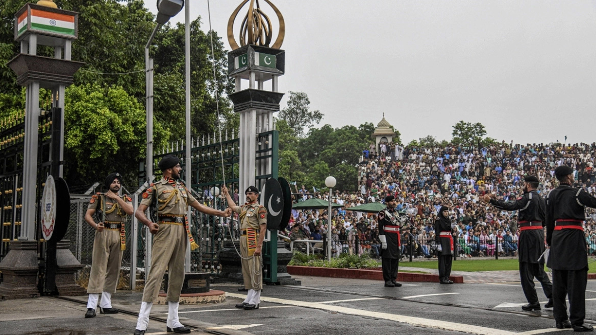 Η «θεατρική» τελετή στα σύνορα Ινδίας–Πακιστάν: Το τελετουργικό που ισορροπεί ανάμεσα σε θέαμα και ένταση