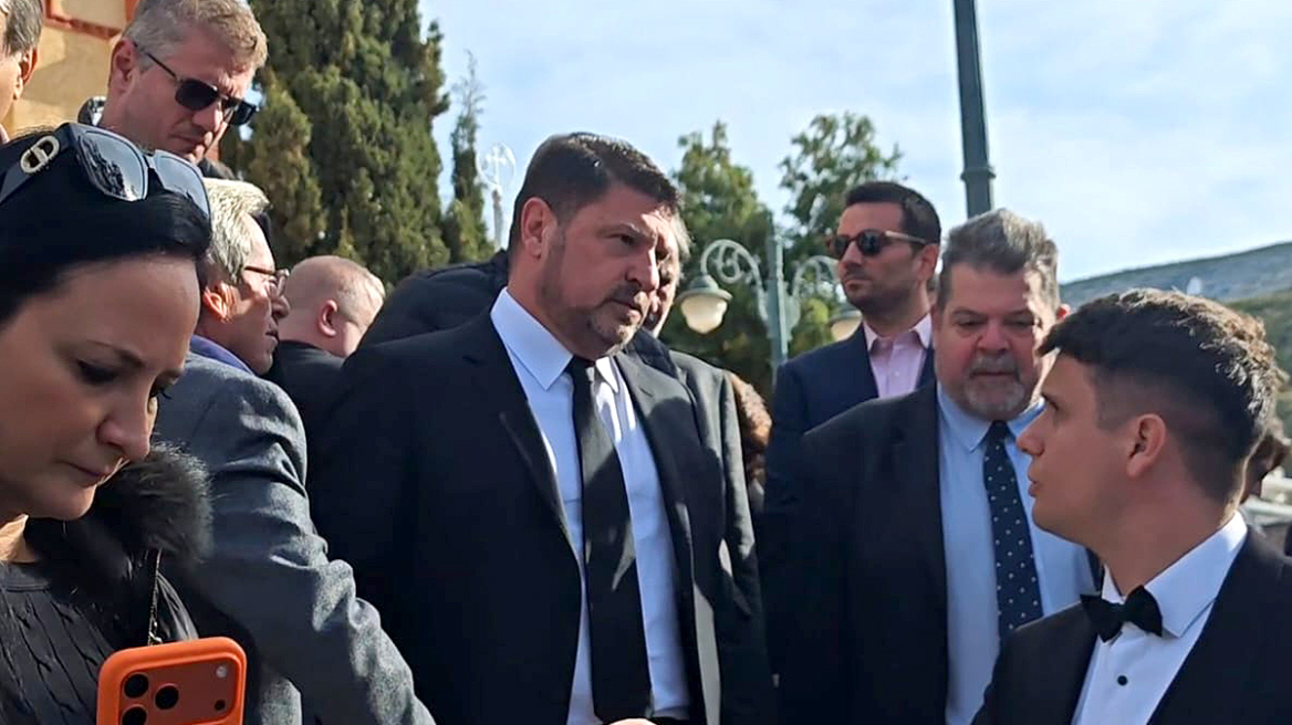 Ο Νίκος Χαρδαλιάς είπε το τελευταίο αντίο στον πατέρα του - Συγγενείς, φίλοι και υπουργοί στην κηδεία