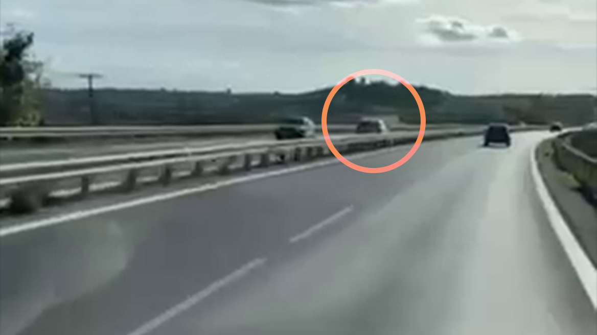 Βίντεο: Ηλικιωμένος οδηγεί ανάποδα στην Εθνική Θεσσαλονίκης - Μουδανιών, του κάνουν σινιάλο να σταματήσει αλλά συνεχίζει ανενόχλητος!