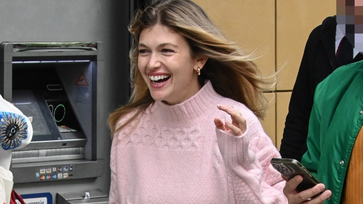 H Κλέλια Ανδριολάτου συνδύασε πλισέ φούστα με λευκά sneakers σε ένα φρέσκο look
