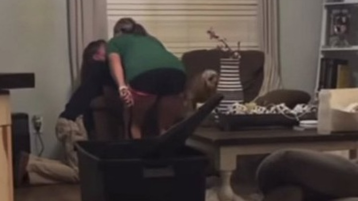 Οργή στις ΗΠΑ για βίντεο με «δασκάλα της χρονιάς» να χτυπάει 22 φορές με ζώνη τον γιο της επειδή δεν έκανε τις δουλειές που του είπε